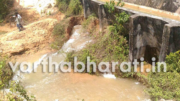 ಮೊಳಹಳ್ಳಿ ಬಳಿ ಮತ್ತೆ ವಾರಾಹಿ ಎಡದಂಡೆಯಲ್ಲಿ ಜರಿತ: ನೀರು, ಮಣ್ಣು ನುಗ್ಗಿ ಮನೆ, ತೋಟ, ಗದ್ದೆಗೆ ಹಾನಿ